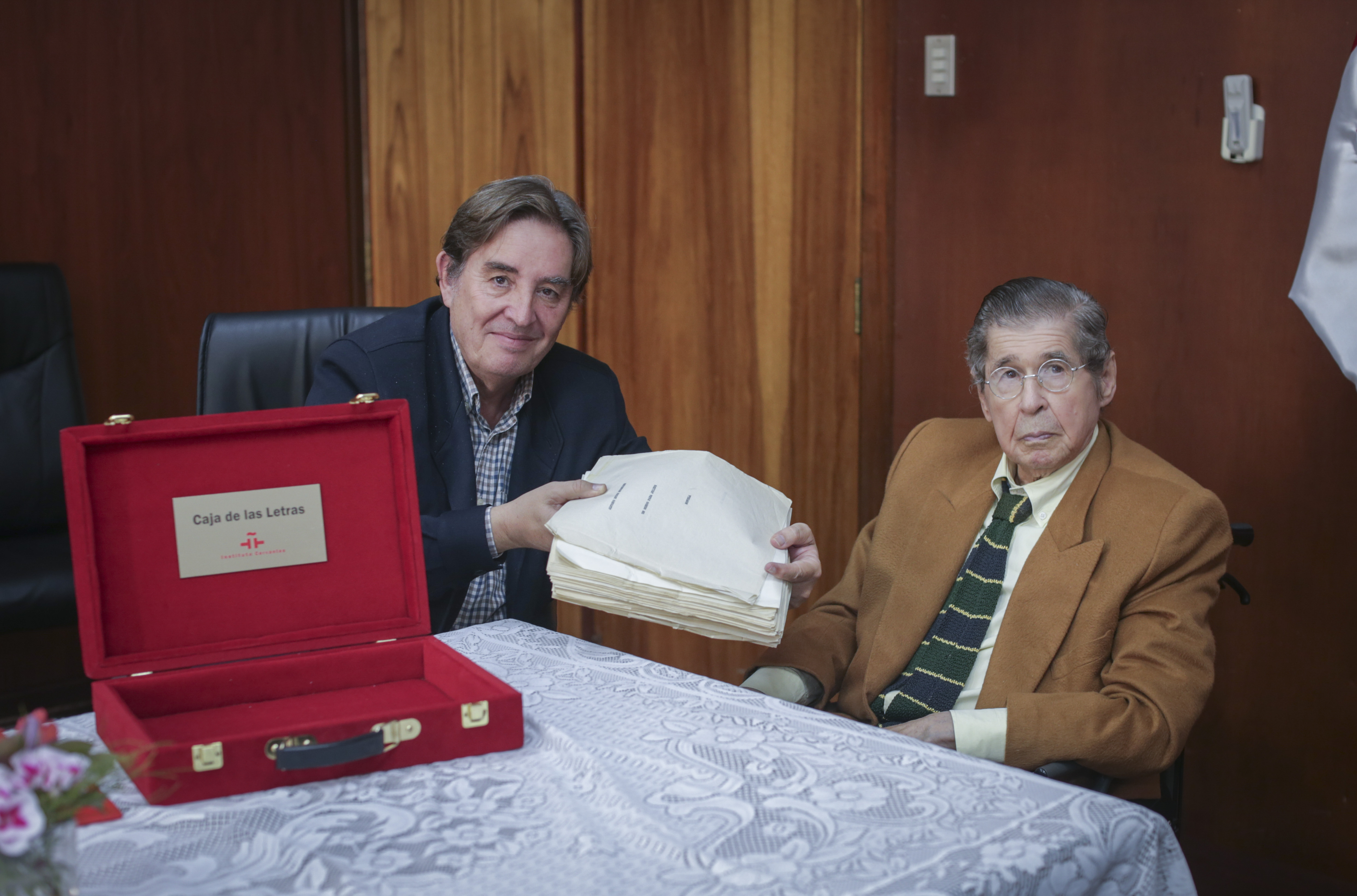 Alfredo Bryce Echenique (derecha) junto a Luis García Montero, director del Instituto Cervantes. (Foto: César Bueno)