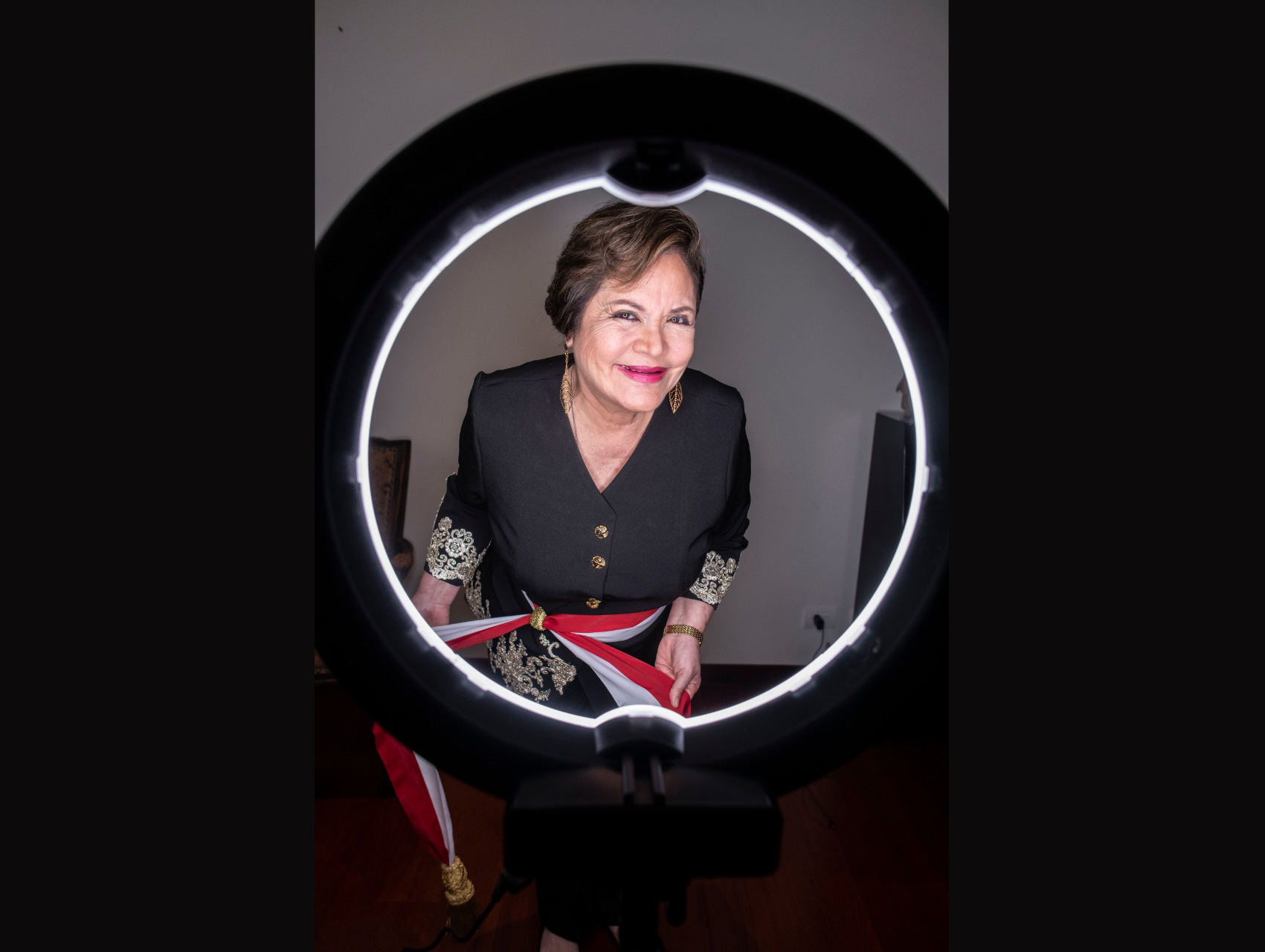 ENFOQUE DISTINTO. Sasieta (Lima, 1957) es conocida como la ‘Señora Ley’. El apelativo le fue puesto cuando empezó a conducir bloques sobre asuntos legales en la TV.