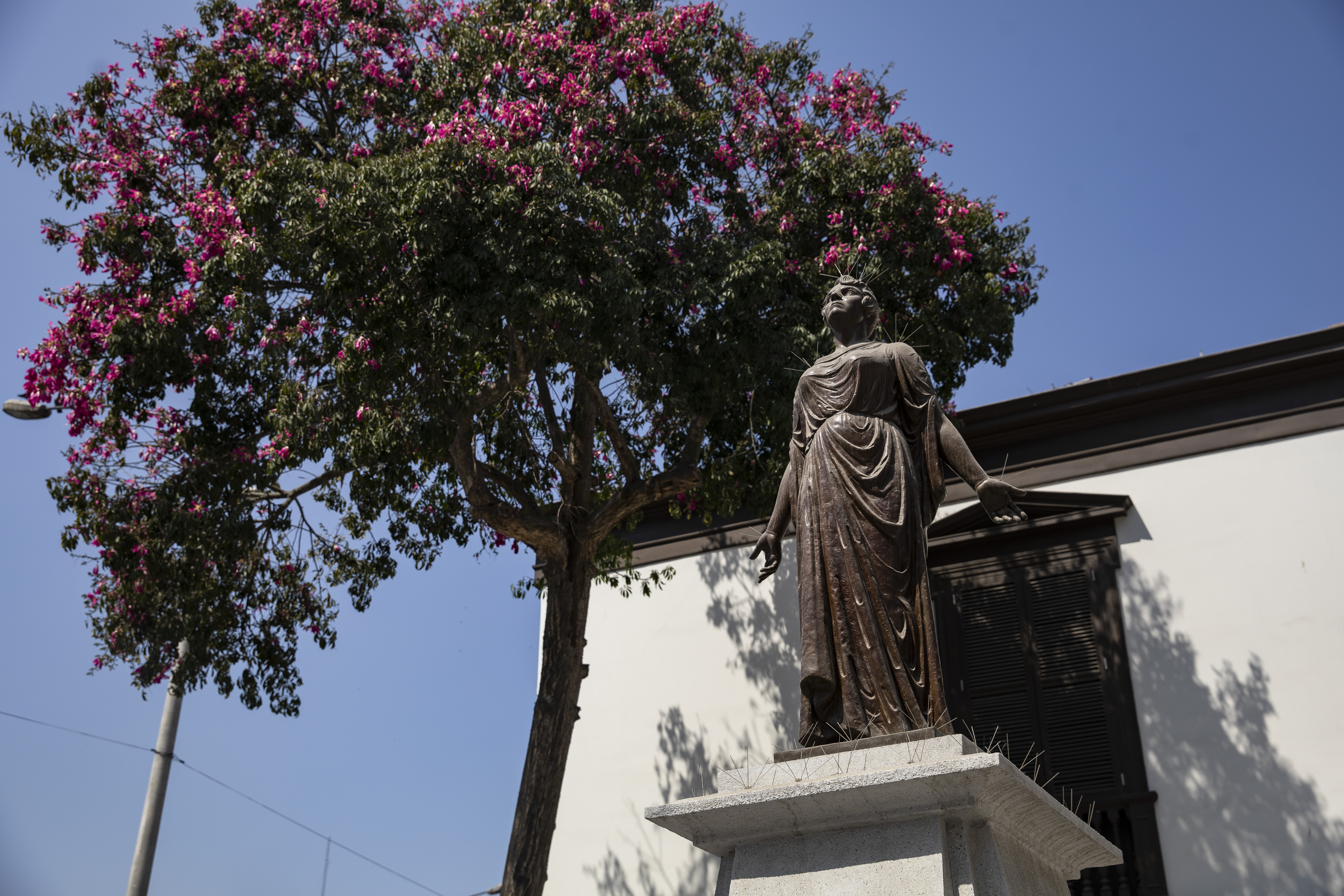 Recientemente restaurada, la efigie en bronce de María Laos de Miró Quesada, realizada en 1951 por el escultor Carlos Pazos, nos recuerda su sacrificio frente al templo de San Marcelo. (Foto: Joel Alonzo/GEC)