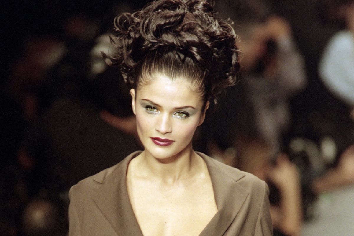 La modelo danesa Helena Christensen presenta una creación para la casa de moda Karl Lagerfeld como parte de la colección de prêt-à-porter Primavera-Verano 1996 en París el 17 de octubre de 1995. (Foto: Gerard Julien / AFP)