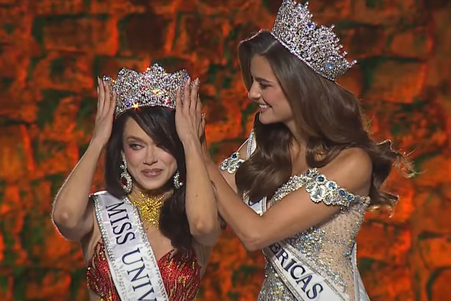 Miss Perú 2025, Karla Bacigalupo, coronada por Tatiana Calmell, la reina del 2024.