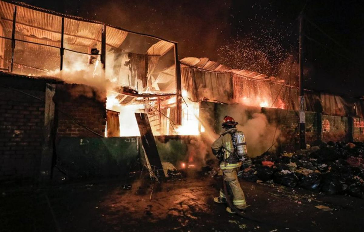 Incendio en Mercado de Flores Santa Rosa del Rímac: impactantes imágenes  del siniestro que devoró 160 puestos | FOTOS | Bomberos | Incendio en el  Rímac | Mercado de flores | LIMA | EL COMERCIO PERÚ