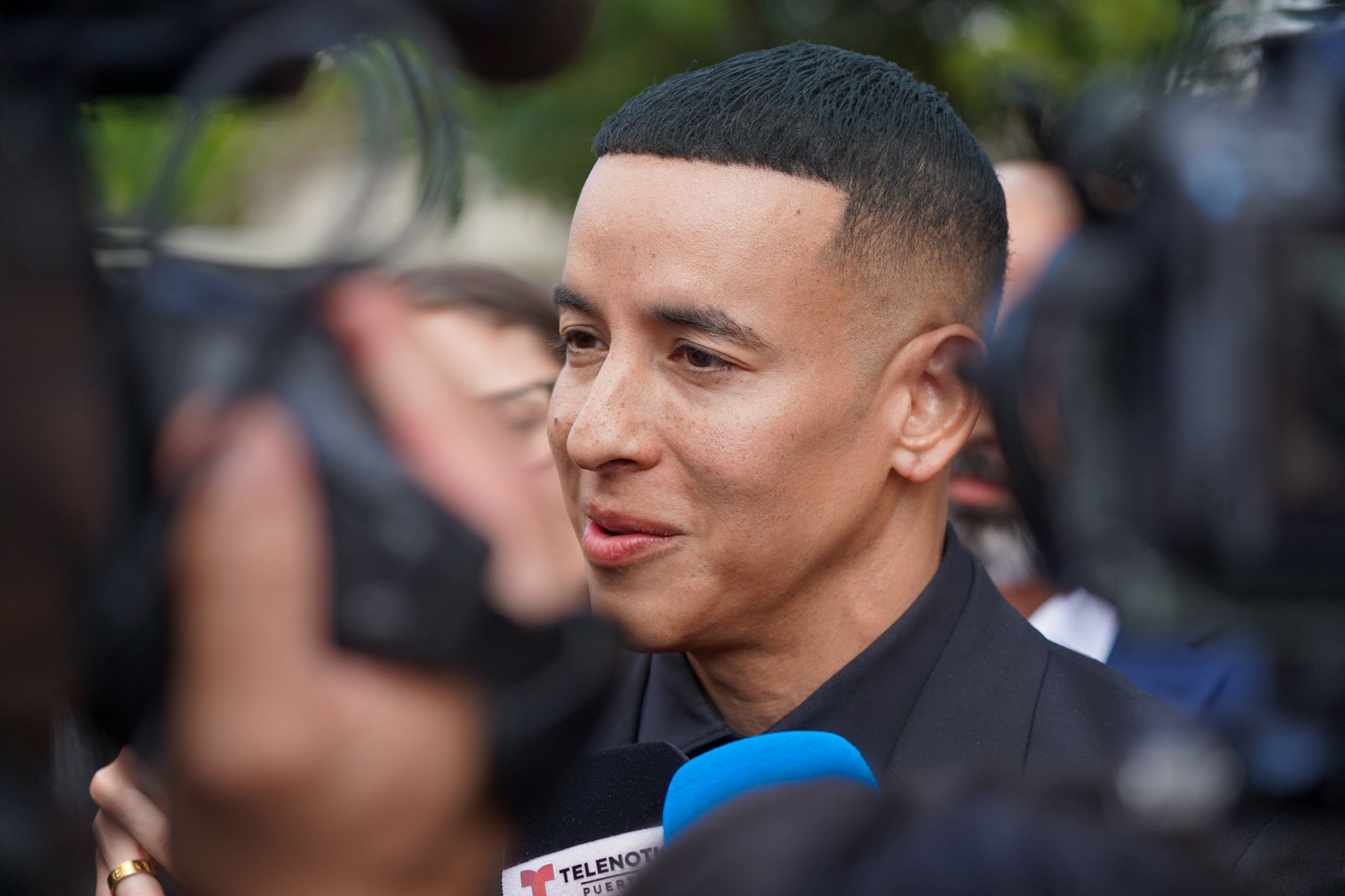 Daddy Yankee y su esposa acuerdan seguir con la entrega de documentos en el litigio corporativo | (Foto: Jaydee Lee Serrano / AFP)