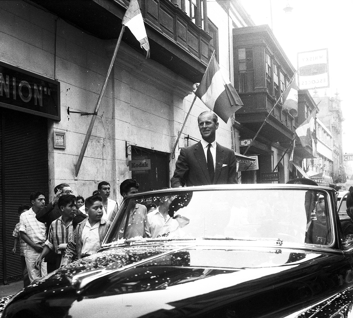 Lima, 21 de febrero de 1962. 

El príncipe Felipe recorre en auto descapotado el histórico Jirón de la Unión, en el centro de Lima, rumbo a Palacio de Gobierno, donde lo esperaba el presidente peruano Manuel Prado. (Foto: GEC Archivo Histórico)