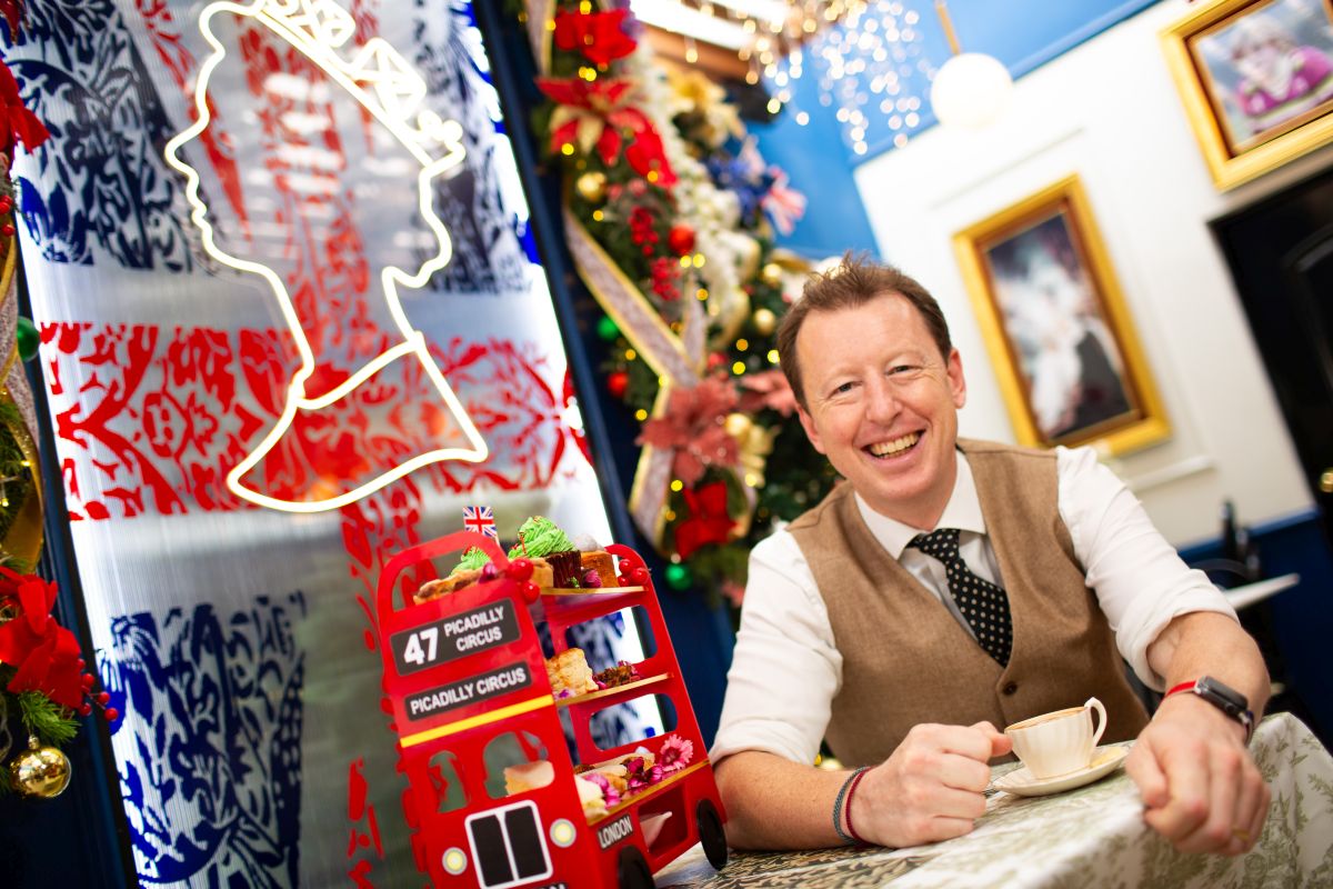 El embajador británico en Perú, Gavin Cook, disfruta del ‘afternoon tea’ en The Gay Baker. Lleva puesto un traje único en el mundo, elaborado con la chambira, fibra vegetal amazónica.