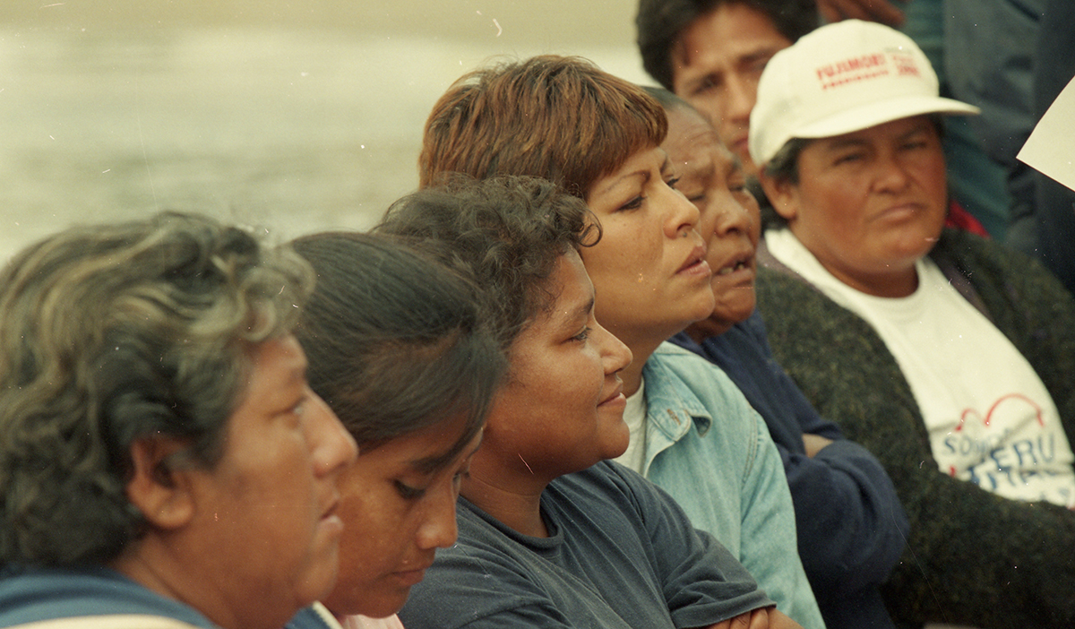 Las esposas y madres de los náufragos no dejaron de pedir ayuda, hasta se presentaron en una emisora radial de Lima para hablar por sus esposos e hijos. (Foto: Guillermo Figueroa / GEC Archivo)  