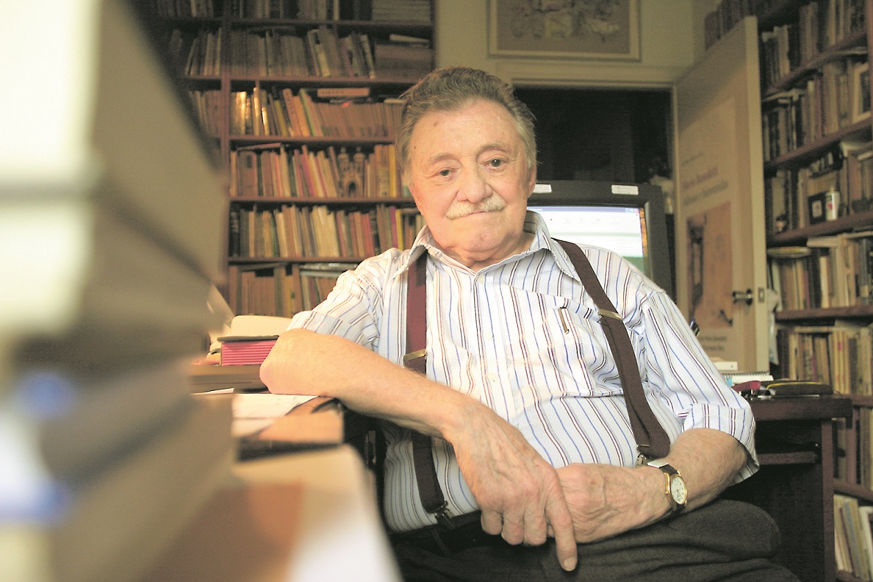 El escritor uruguayo Mario Benedetti en su casa de Montevideo, el 07 de enero de 2007. Nacido en 1920, Benedetti escribió cuentos, poemas, ensayos, teatro y novelas (Foto: Pablo Bielli/AFP)