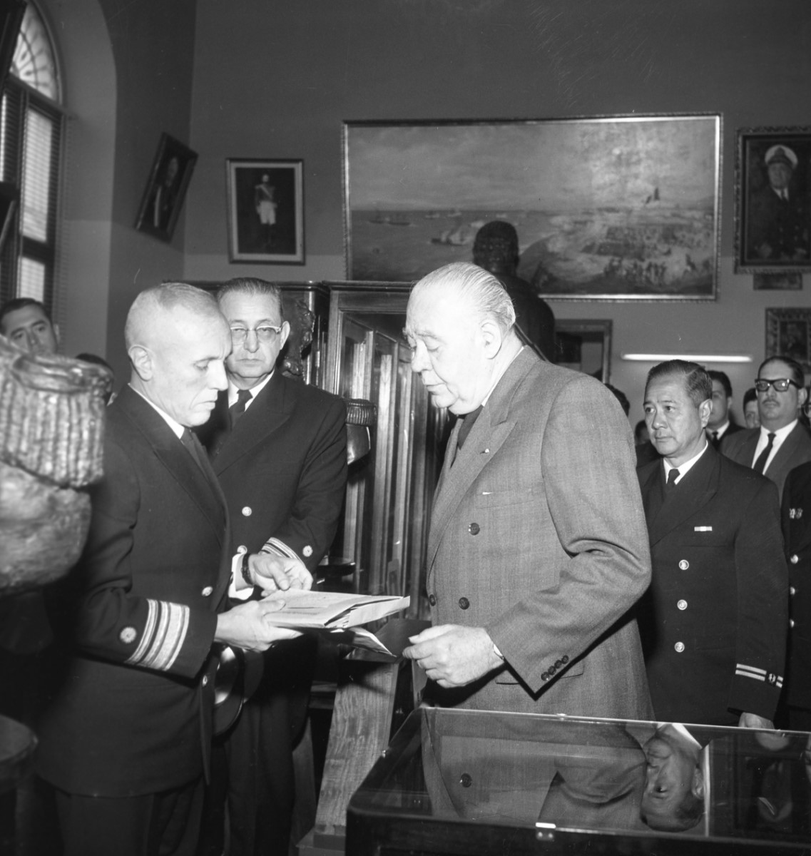 El señor Pedro Ugarteche y Tizón entrega los valiosos documentos históricos al Museo Naval. (Foto: GEC Archivo Histórico)