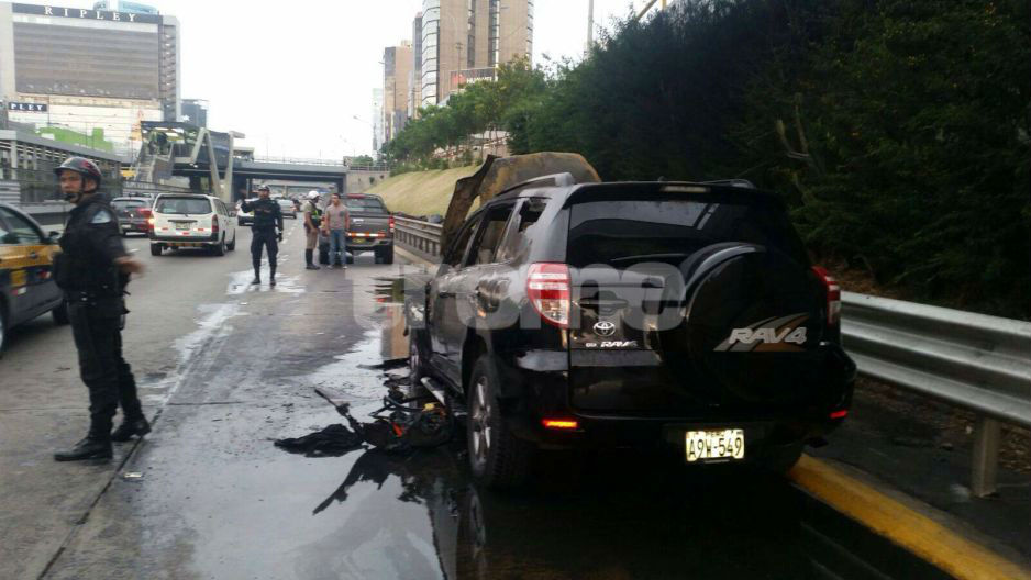San Isidro Auto se incendió en Vía Expresa [FOTOS] ACTUALIDAD