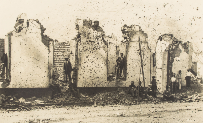 Aspecto de una calle de Chorrillos, después de la destrucción del balneario a manos de los chilenos. Foto: repositorio PUCP, colección Elejalde,