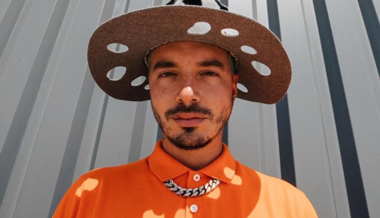 J Balvin se tiñe el cabello antes del estreno del videoclip de “Azul”. (Foto: Instagram @jbalvin)