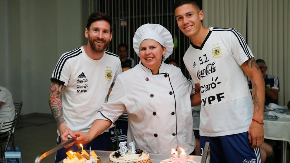 El festejo de cumpleaños de Messi, Antonia y Nehuén Pérez en Rusia 2018. (Foto: Twitter de El Gourmet @elgourmet)