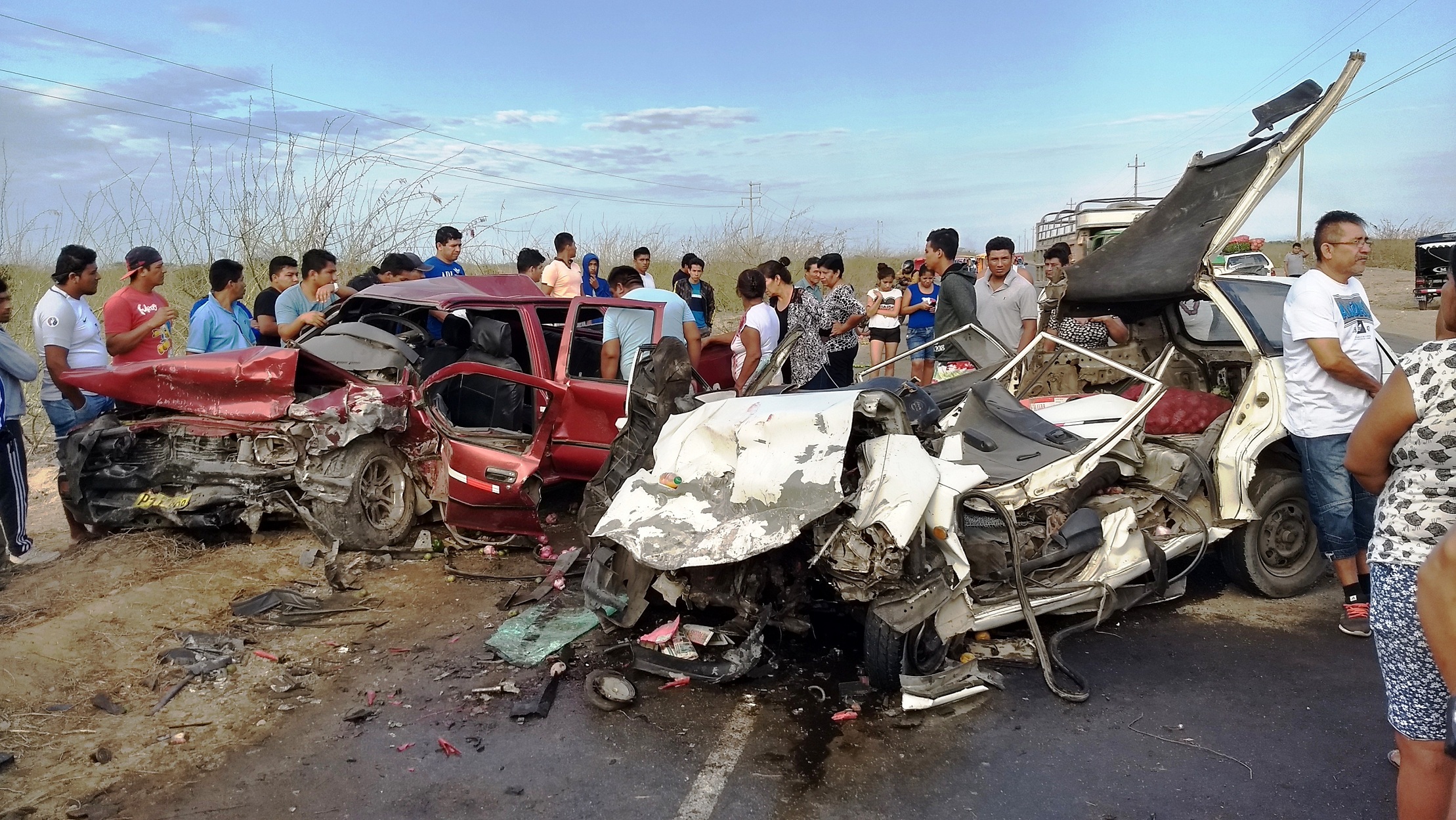 Piura: Cuatro comerciantes mueren triturados en choque de camionetas ...