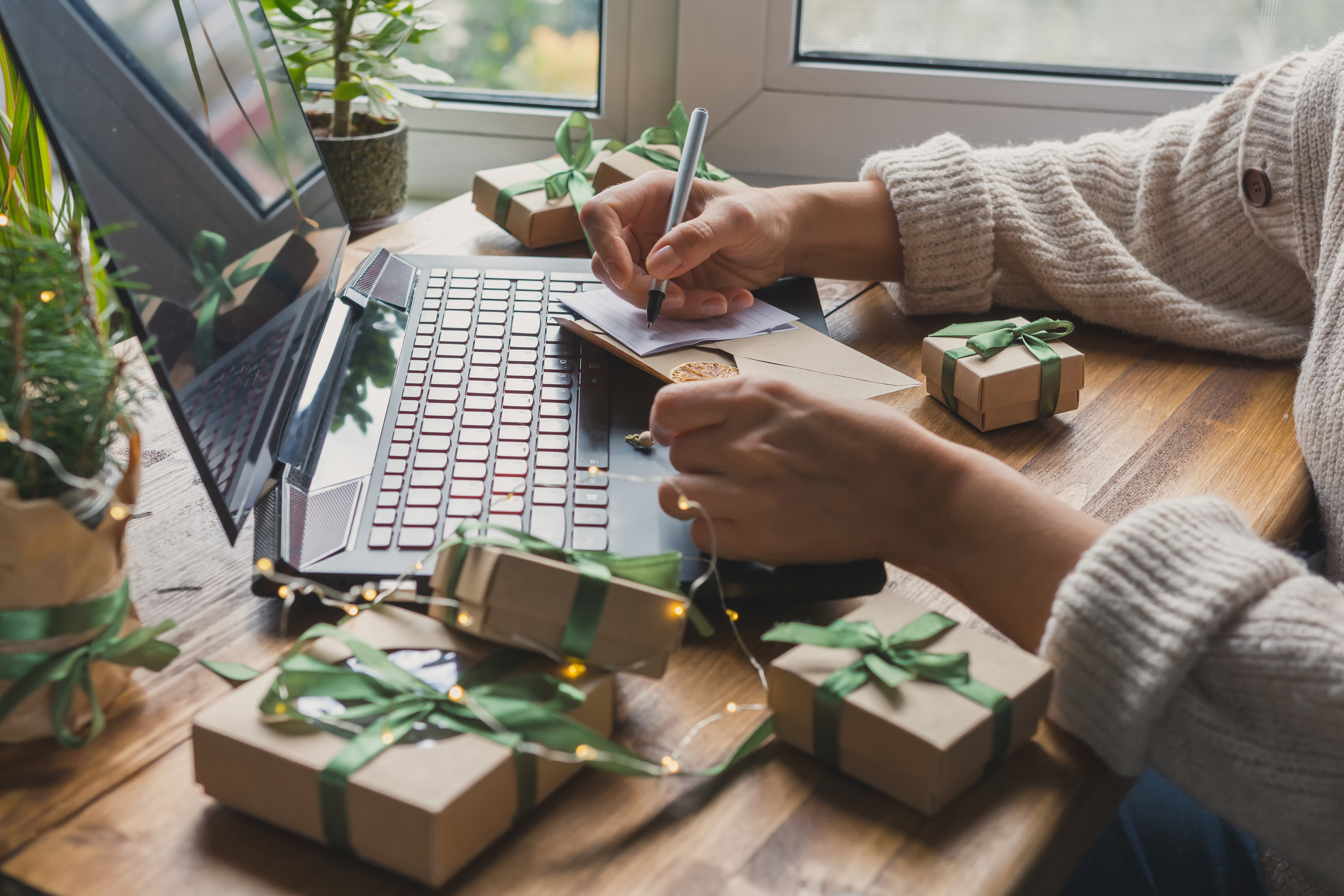 Se recomienda hacer compras por Internet en tiendas oficiales. Desconfía de páginas que ofrezcan productos de lujo a precios muy bajos.