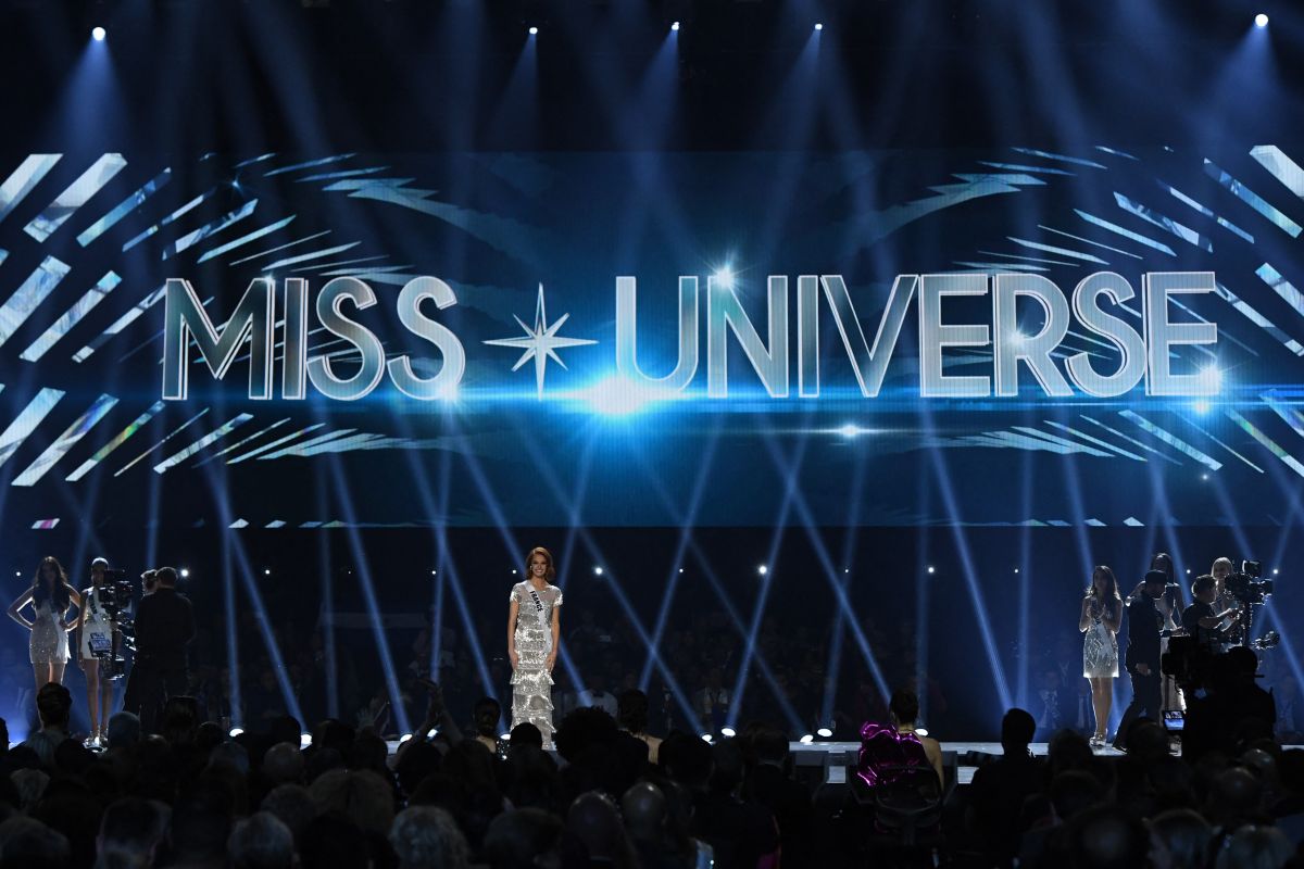 El concurso de belleza Miss Universo tuvo que ser postergado varios meses debido a la pandemia del coronavirus. En la imagen la Miss Francia 2019 Maëva Coucke desfila en el certamen. (Foto: Valerie Macon / AFP)