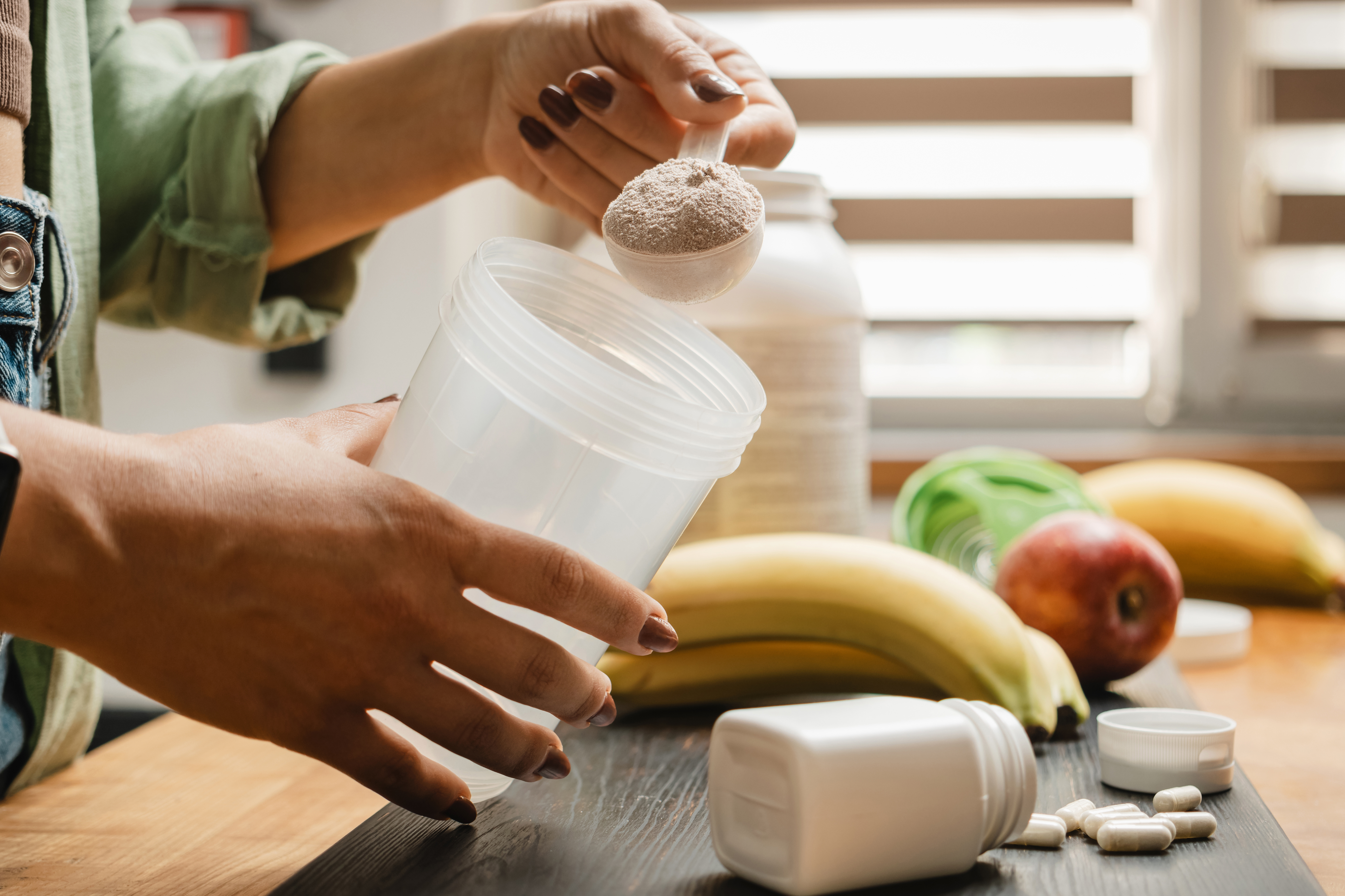 Como suplemento, la creatina es muy popular en el mundo del deporte y el fitness, conocida por sus beneficios en el aumento de la fuerza muscular. (Foto: iStock)