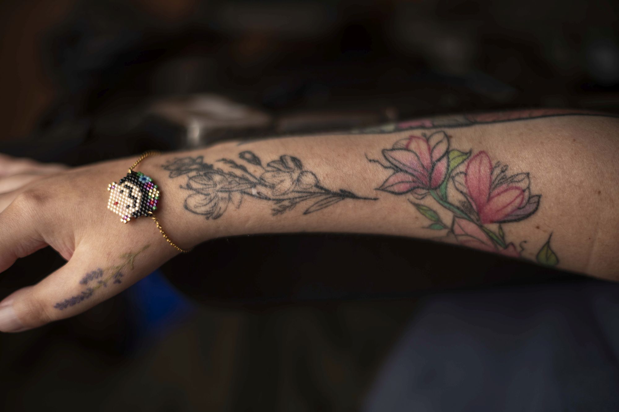 Los tatuajes en el brazo derecho de Ana Estrada. El limitado movimiento de sus dedos le permiten escribir manipulando un mouse. Mientras aguarda sentencia para su caso, hace lo que antes no podía: asistir a talleres literarios por Zoom. (Elías Alfageme)