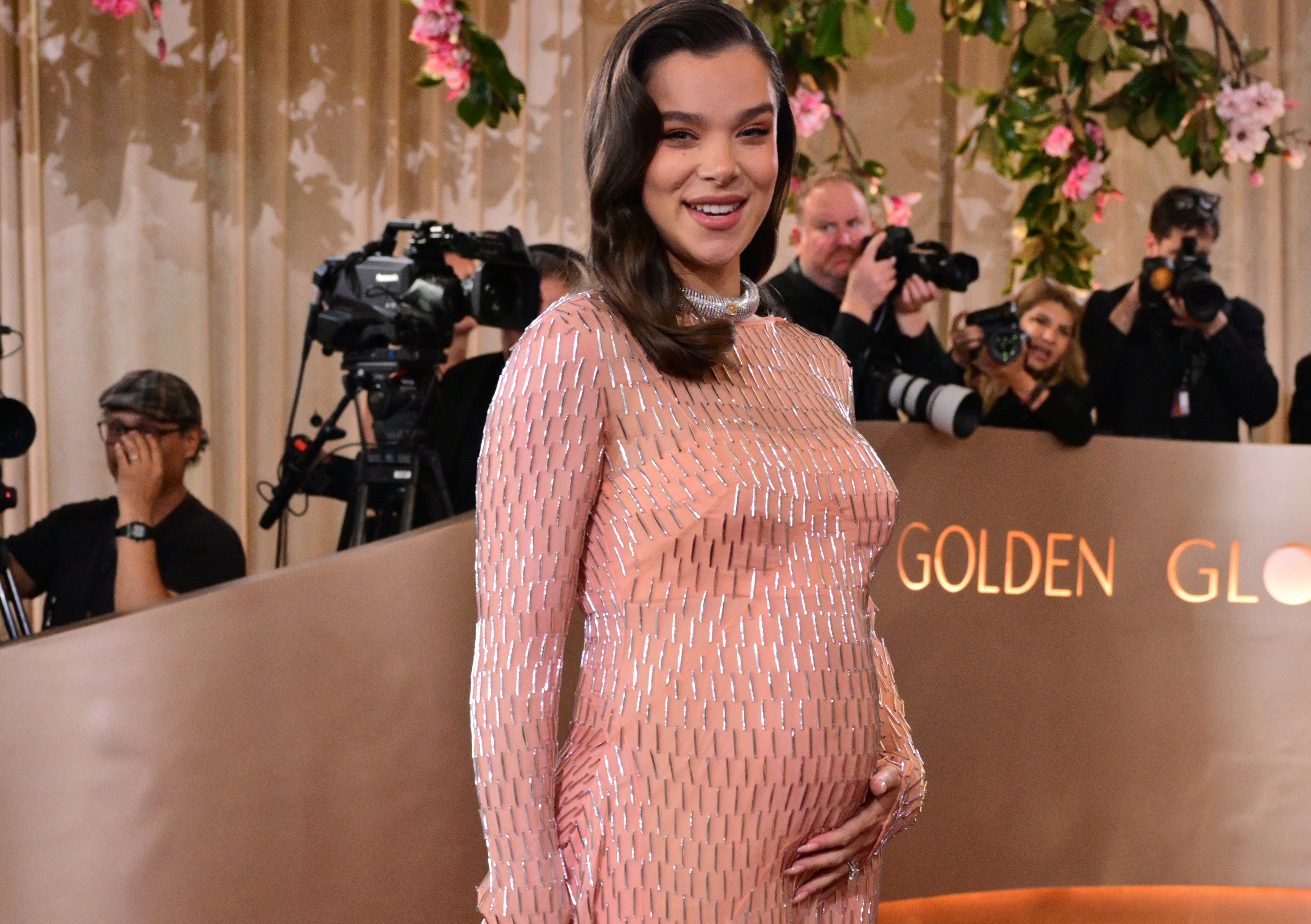 La actriz estadounidense Hailee Steinfeld asiste a la 83.ª edición de los Premios Globo de Oro en el hotel Beverly Hilton de Beverly Hills, California. (Foto: Frederic J. Brown / AFP)