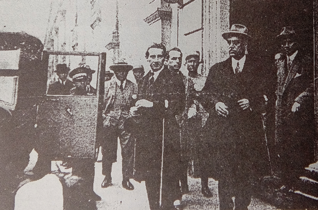 El soberano de Kapurthala (el más alto del centro y con sombrero) saliendo de Palacio de Gobierno, luego de haber conversado con el presidente de la República, Augusto B. Leguía. Era el 13 de noviembre de de 1925. (Foto: GEC Archivo Histórico)   