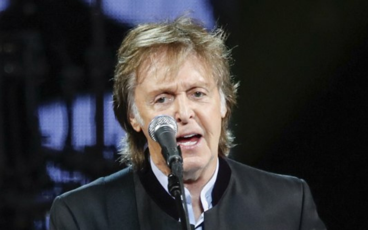 La selección de imágenes captura los momentos clave en la trayectoria de The Beatles, incluidos hitos como su primera gira por el Reino Unido. | Foto: AFP