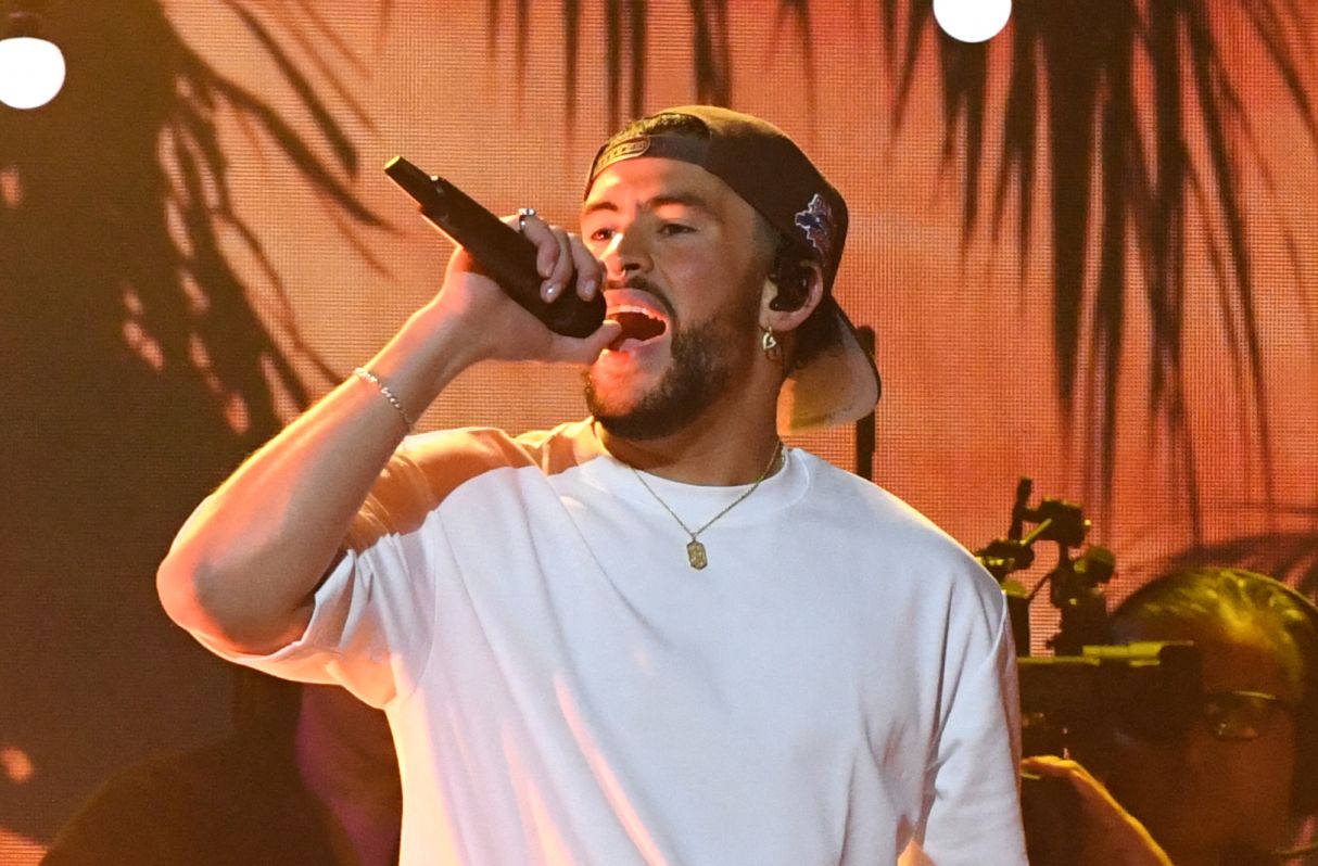 Bad Bunny protagoniza la portada de la revista Time con un texto por primera vez en español. (Foto: VALERIE MACON / AFP)