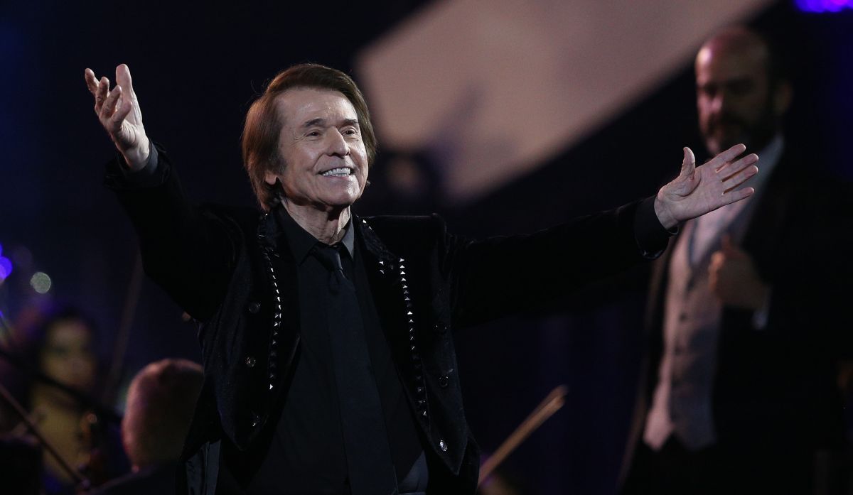 Raphael fue trasladado al Clínico en una ambulancia desde el Teatro Príncipe de Madrid, donde se encontraba grabando el especial de Navidad del programa ‘La Revuelta’ de TVE. (Foto: Claudio Reyes / AFP/ Archivo)