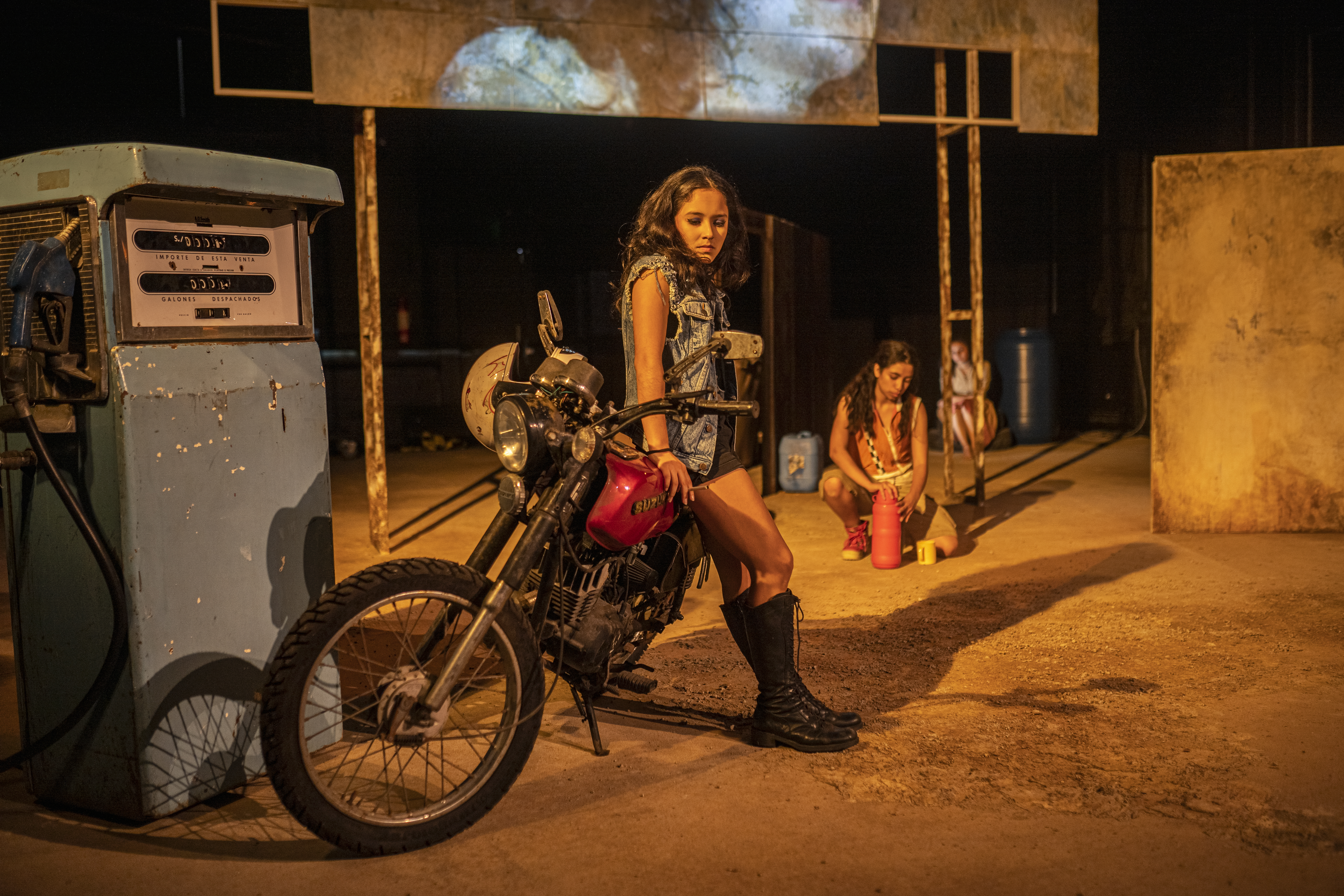 Violeta y Noseri, dos caras de la misma moneda en cuestión a una juventud sin perspectivas en búsqueda de un sueño por el cual vivir.