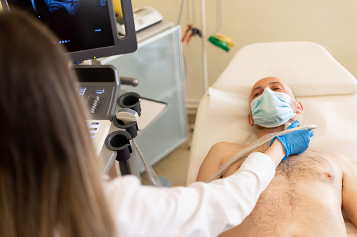 Entre los principales síntomas asociados a este mal se encuentran el cambio en la voz, un bulto en el cuello, dolor de garganta que no desaparece, explica el médico oncólogo, Mauricio León Rivera. (Getty Images)
