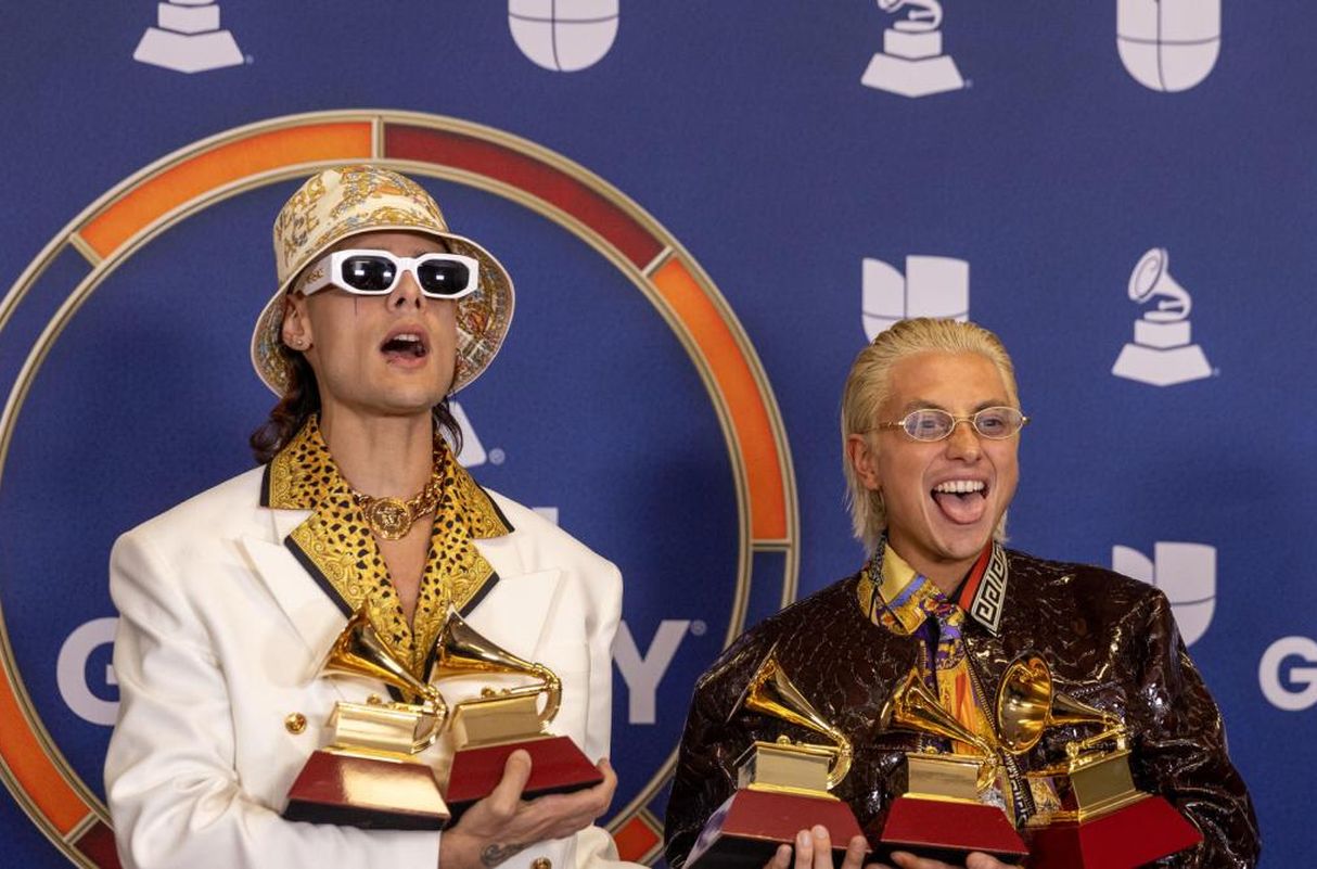 Ca7riel & Paco Amoroso bromean con derretir sus Latin Grammy para hacerse una cadena. (Foto: EFE)