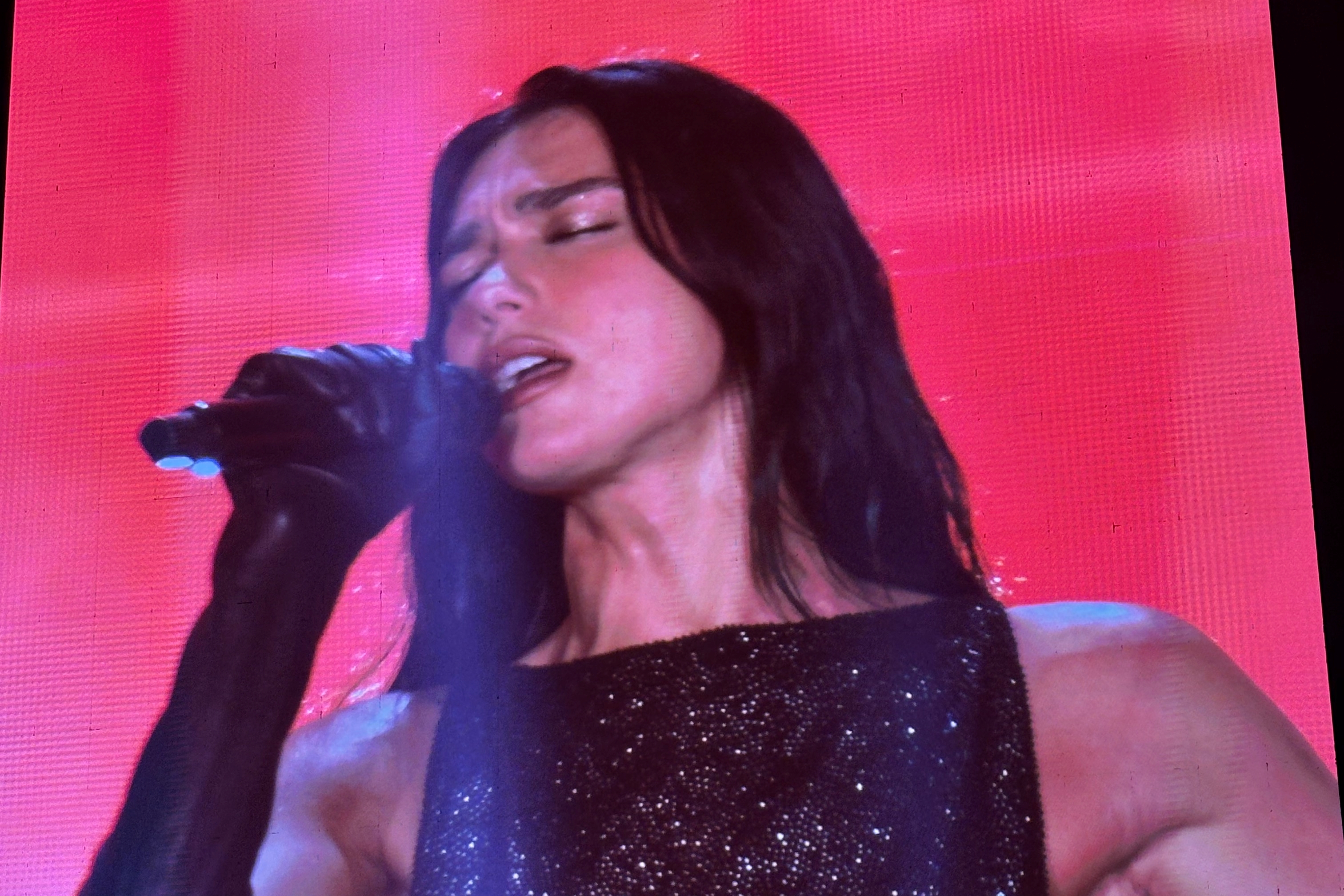 Dua Lipa durante su primer concierto en la ciudad de Lima, en el Estadio San Marcos. La diva del pop se metió al público al bolsillo.