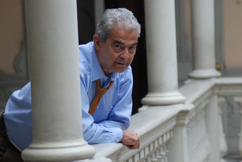 Antonio Cisneros (1942-2012) fue uno de los principales invitados del festival ChilePoesía en el 2001.