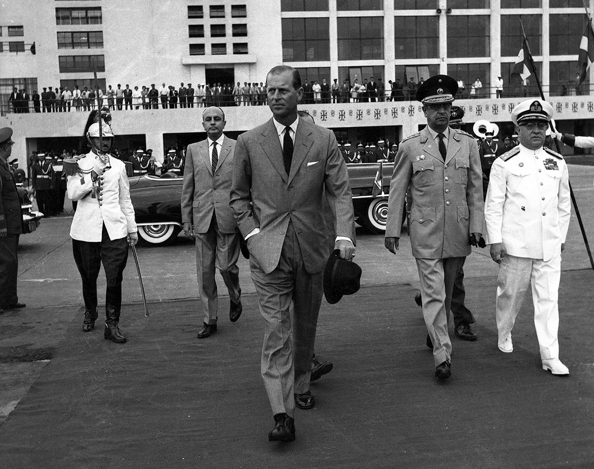 Lima, 25 de febrero de 1962. 

La despedida de Lima del príncipe Felipe de Inglaterra, en el aeropuerto de Limatambo. Continuaría viaje rumbo al Cusco. (Foto: GEC Archivo Histórico).