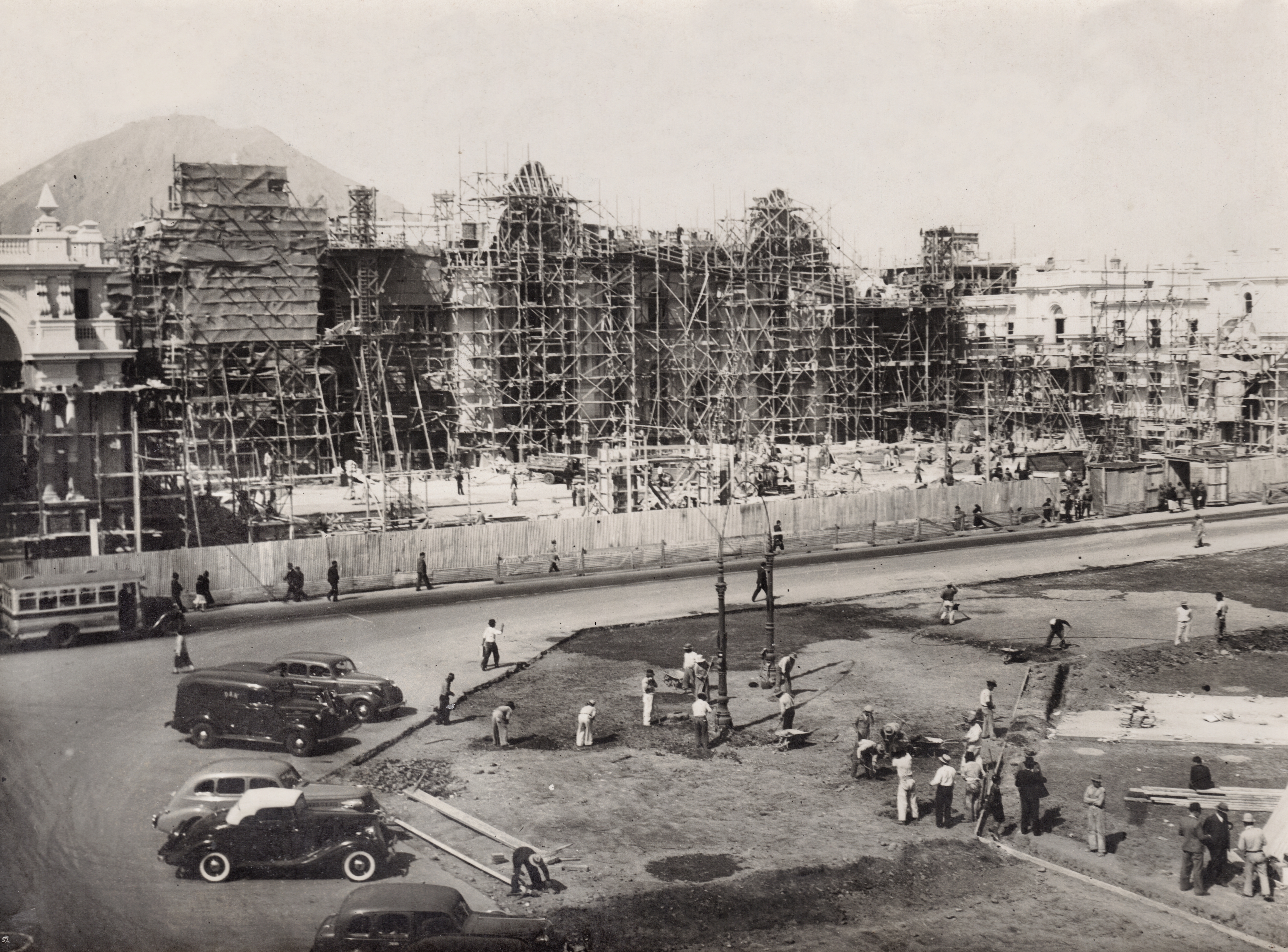En 1938, luego de varias marchas y contramarchas, el actual Palacio de Gobierno es inaugurado. Arquitecto de la obra es Ricardo de Jaxa Malachowski, con trabajos de previos de Claude Sahut. (Foto: Archivo Vladimir Velásquez / Proyecto Lima Antigua).