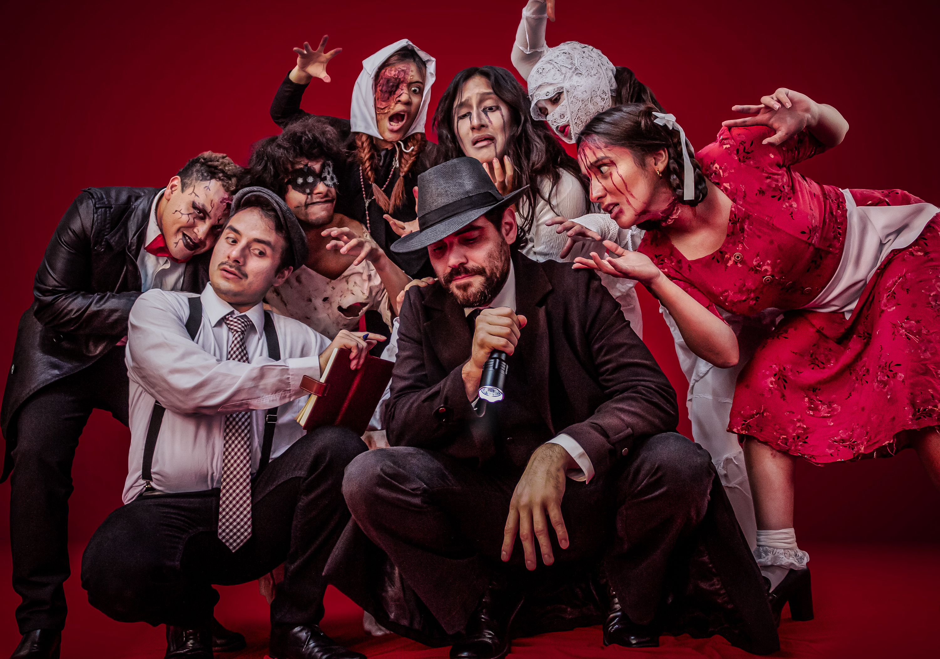 La puesta en escena se despliega en dos niveles del edificio, donde objetos, sombras y murmullos construyen la atmósfera del asesinato.