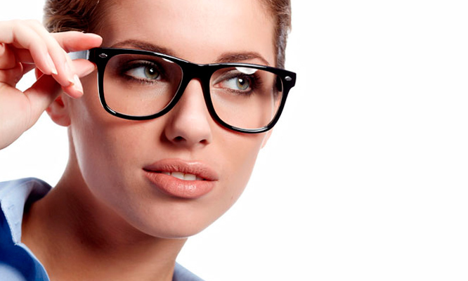 Cómo combinar gafas de diseño y maquillaje de ojos • Maquillarse los ojos