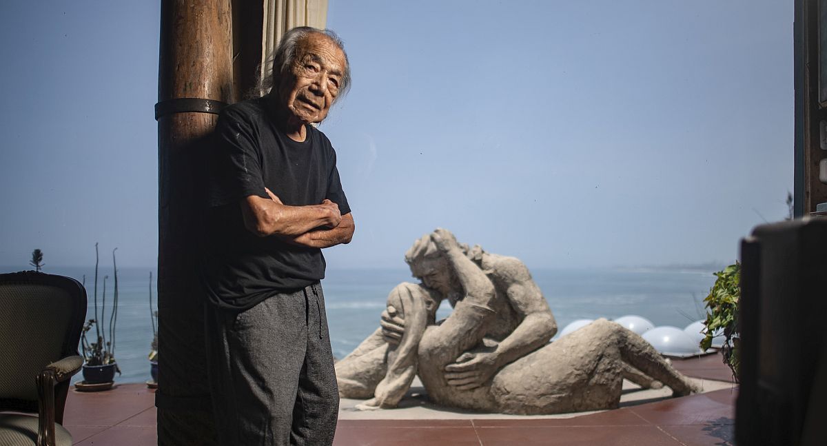 El pintor y escultor Víctor Delfín creó la emblemática escultura "El beso" en el año 1993.