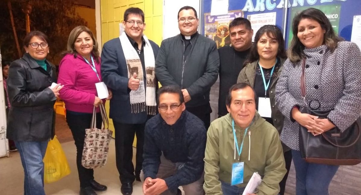 El religioso junto a feligreses y amigos en la parroquia San Gabriel Arcángel (Foto: Archivo personal de padre Luis Núñez)
