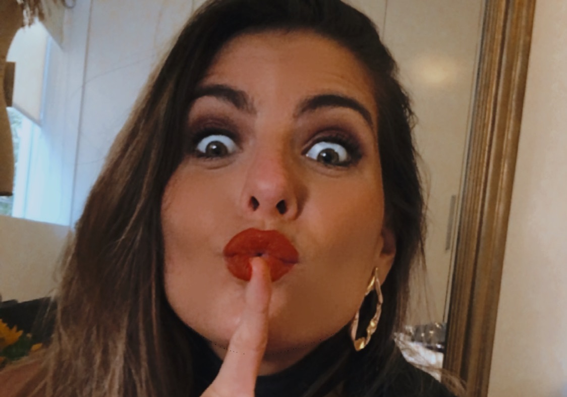 Antonella Carvajal Santacroce (34) es diseñadora, estilista e influencer. Hace poco hizo un Tik Tok vestida como la animadora y la acogida fue sorprendente. “Yo no veo tanto el parecido, somos personas diferentes. Pero supongo que hay rasgos en común: las muecas, la mirada”, cuenta Carvajal