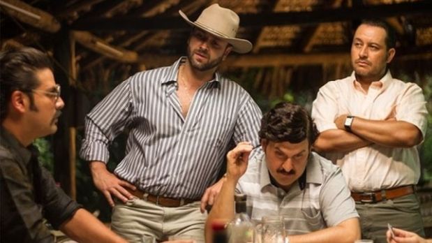 De izquierda a derecha, Fabio Urrea, Fabio Motoa, Pablo Escobar y el 'Peluche'. (Foto: Caracol TV)