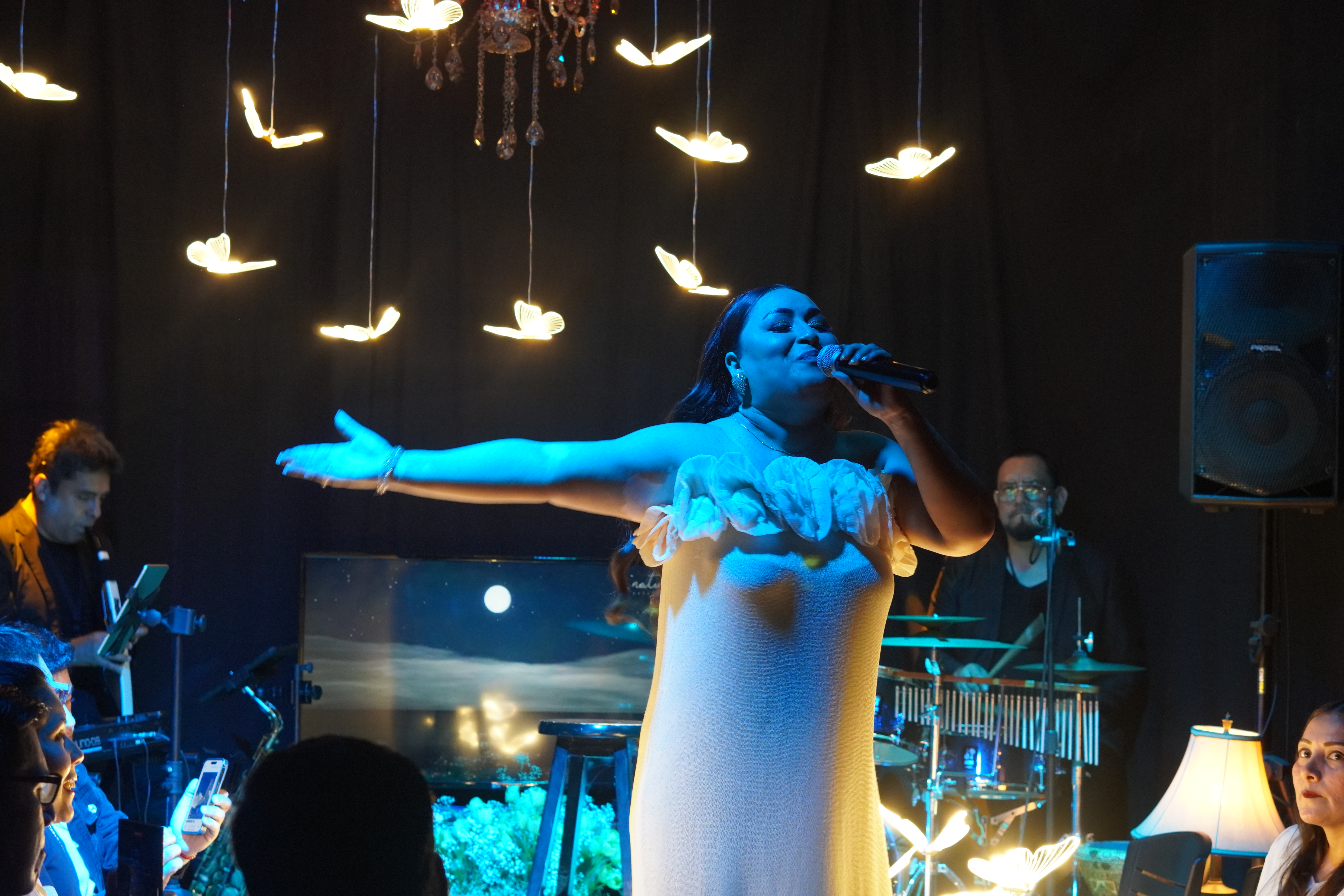 Además de cantar, Lena dirige su propia escuela de canto en Lima, donde forma a jóvenes artistas y ofrece talleres de interpretación.