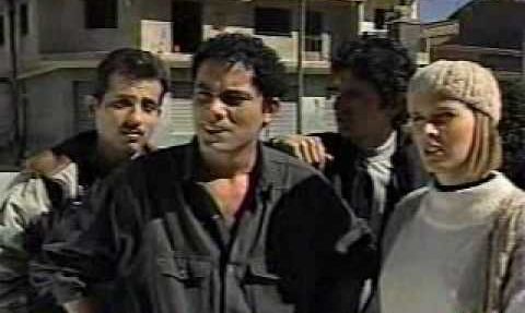 Óscar Carrillo y Leslie Stewart en "Los de arriba y los de abajo". (Captura de pantalla)