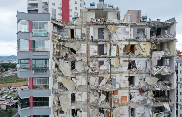 Vista aérea de un edificio dañado en Adana, Turquía, tras los terremotos de 7,7 y 7,6 grados que sacudieron Kahramanmaras. (Foto: Oguz Yeter/Anadolu Agency vía Getty Images)