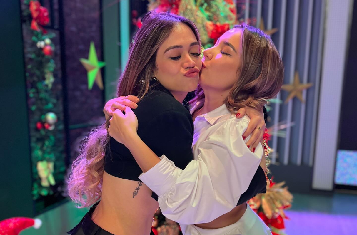 Mayra Goñi se conmueve hasta las lágrimas al darle regalo de Navidad a Ale Fuller. (Foto: Latina)
