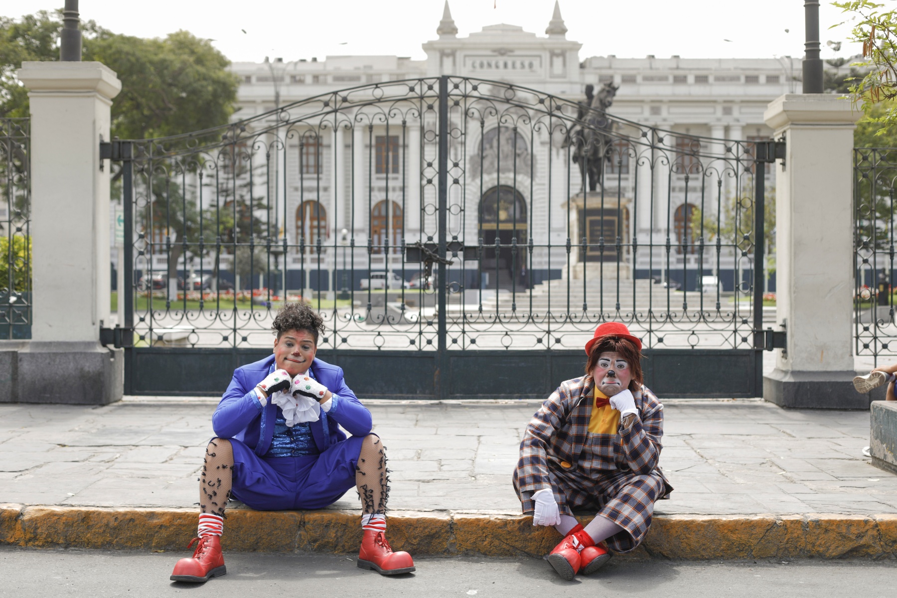 De izquierda a derecha los payasos Said Venegas "Saitín" y Jorge Pérez "Tegotín"; quienes posan frente al Congreso de la República en enero del 2020. En noviembre, su gremio emitió un pronunciamiento para que dejen de comparar a los políticos con ellos, a propósito de la vacancia de Martín Vizcarra. Foto: Richard Hirano para El Comercio.