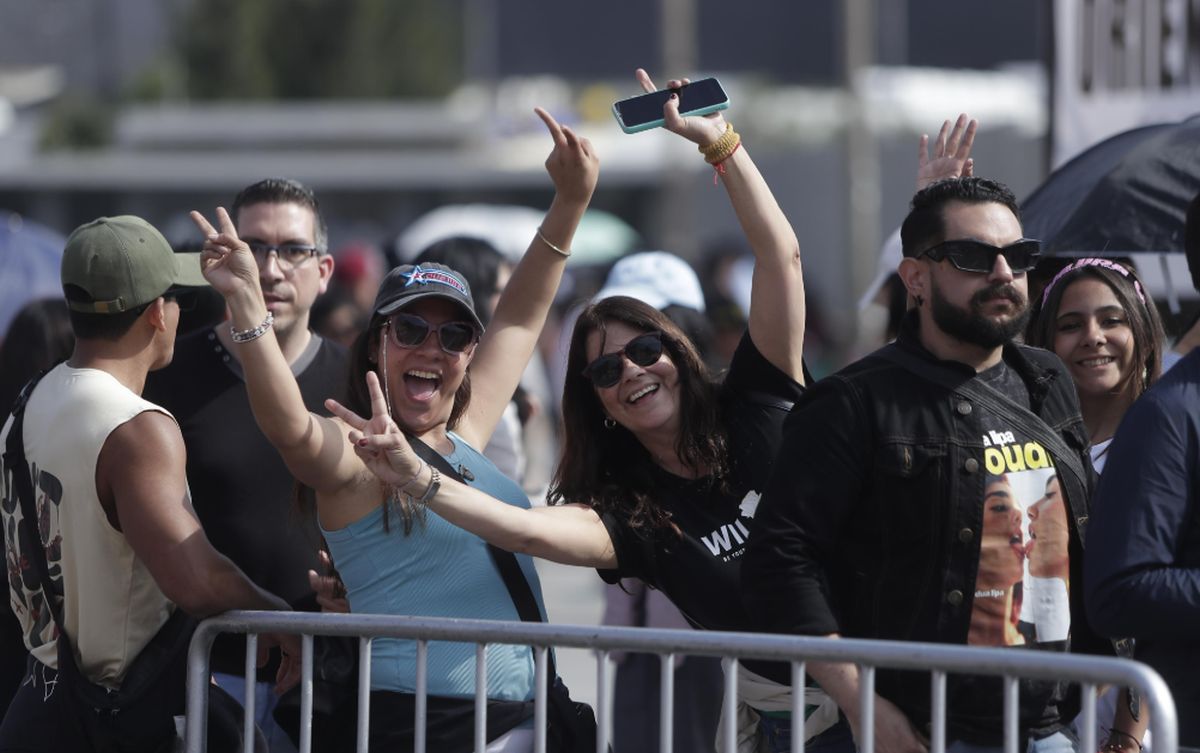 Fans de Dua Lipa ingresan al Estadio San Marcos de Lima para vivir una noche inolvidable en el marco de la gira Radical Optimism Tour. | Foto: Hugo Pérez/@photo.gec