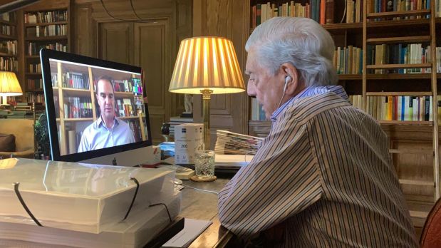 Premio Nobel de Literatura 2010, Mario Vargas Llosa, en entrevista con el periodista Raúl Tola para El Comercio. (Foto: Fiorella Battistini)