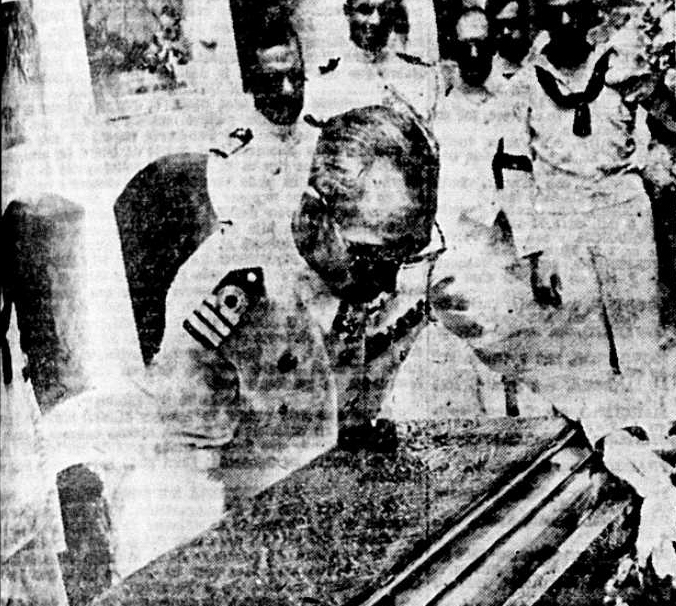 El último abrazo del comandante del buque-escuela Juan Sebastián de Elcano a su marinero Jesús Aguiar, quien murió ahogado al costado de la nave. (Foto: GEC Archivo Histórico)