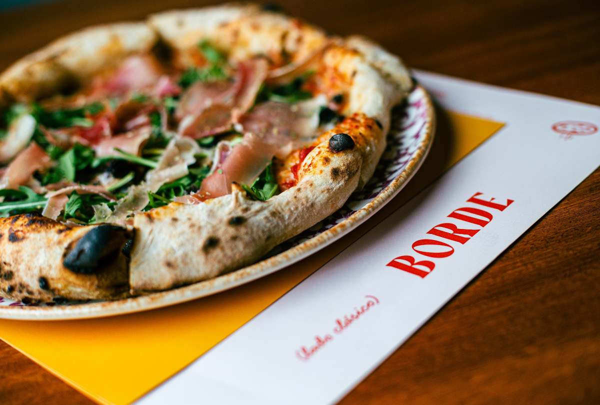 Visitamos Borde, un espacio curioso y sabroso donde las pizzas son protagonistas en medio de un ambiente íntimo y estético. 