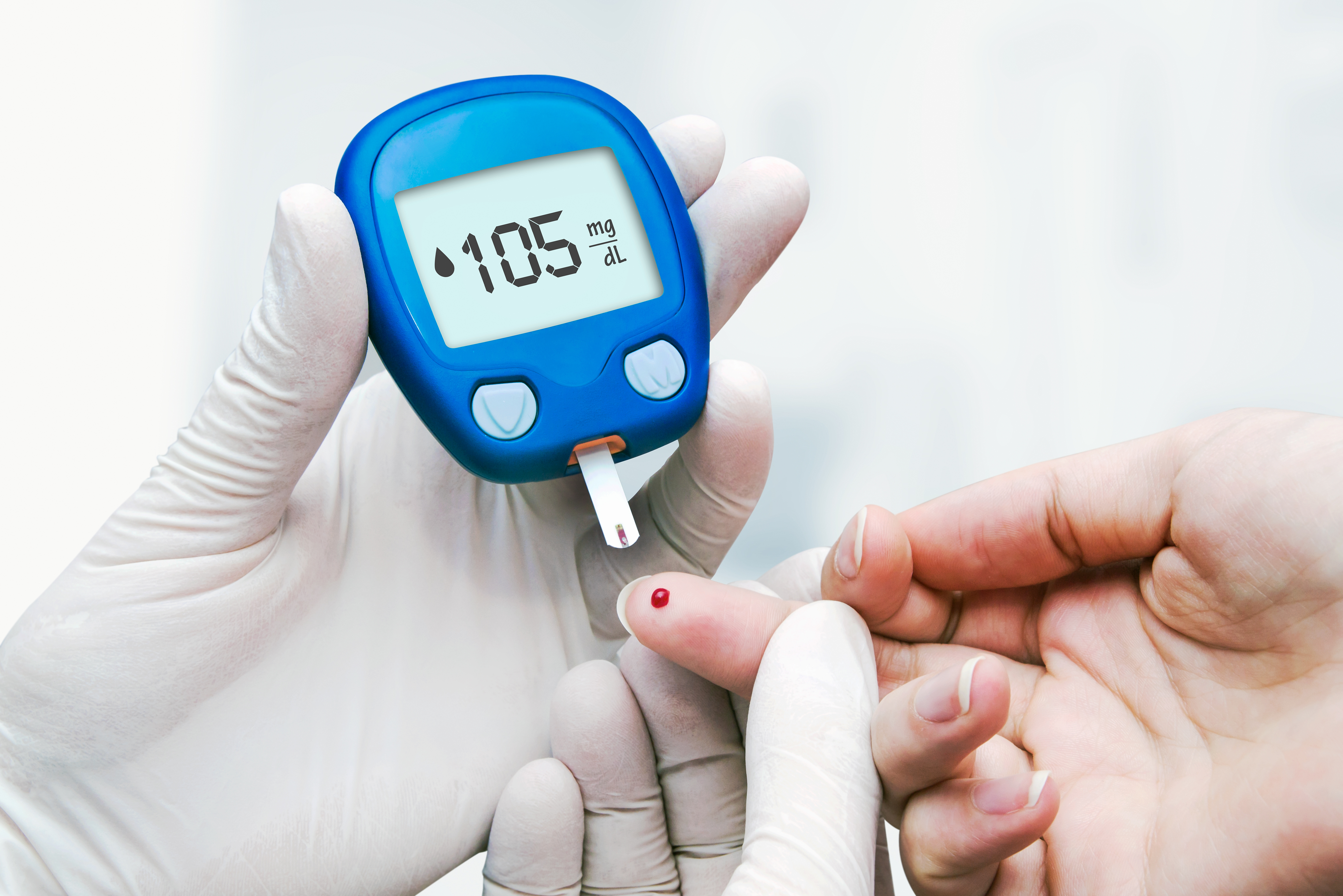 Medir el azúcar en sangre es crucial para el manejo de la diabetes y la prevención de complicaciones a largo plazo. Permite tomar decisiones informadas sobre el tratamiento, la dieta y el estilo de vida. Además, ayuda a identificar y tratar rápidamente los niveles altos o bajos de azúcar en sangre. (Foto: iStock)