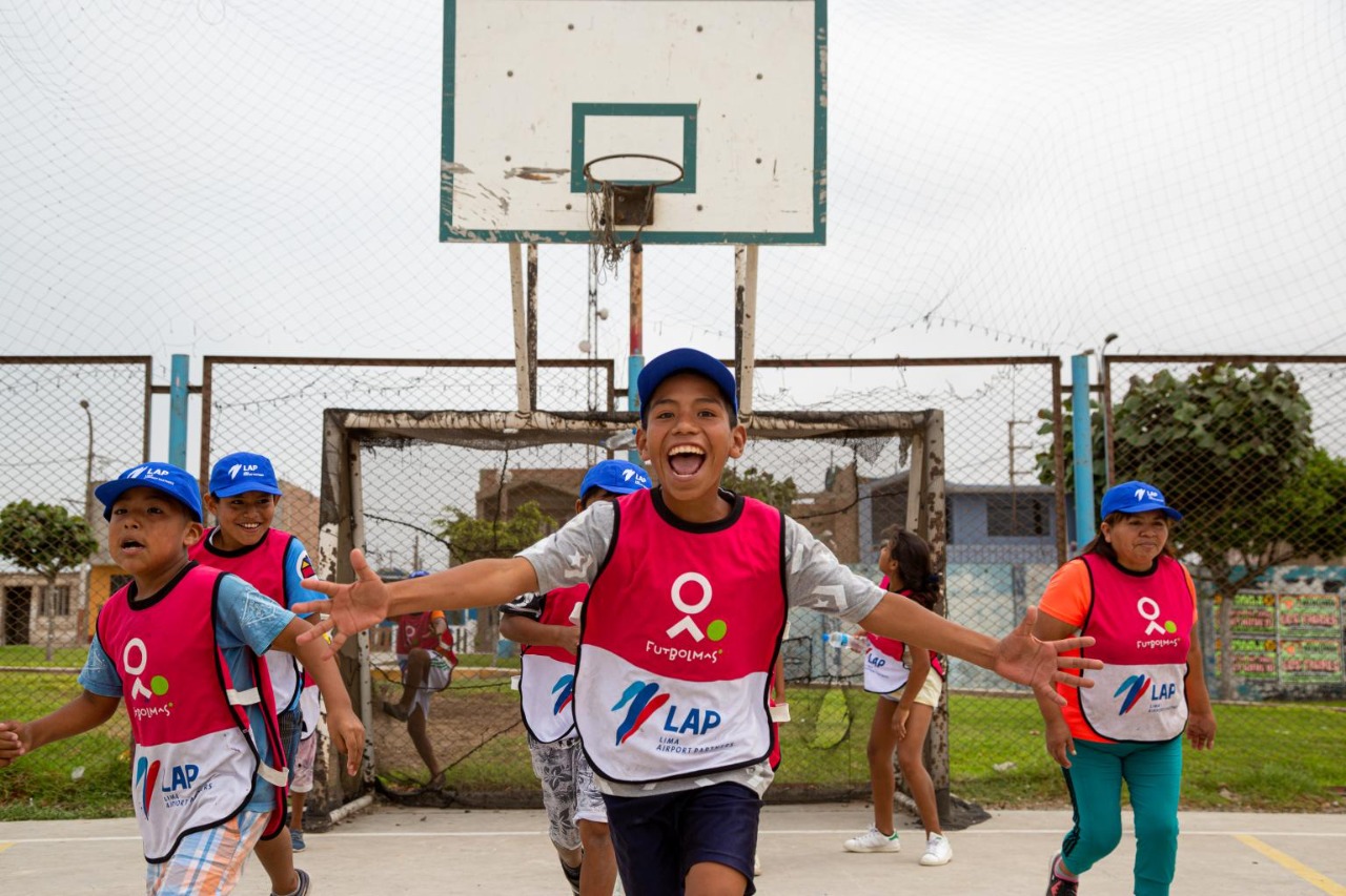 Perú Champs identifica a niños y niñas de bajos recursos con alto talento académico, artístico o deportivo y les brinda acceso a educación de calidad a través de becas educativas en alianza estratégica con los colegios Innova Schools.